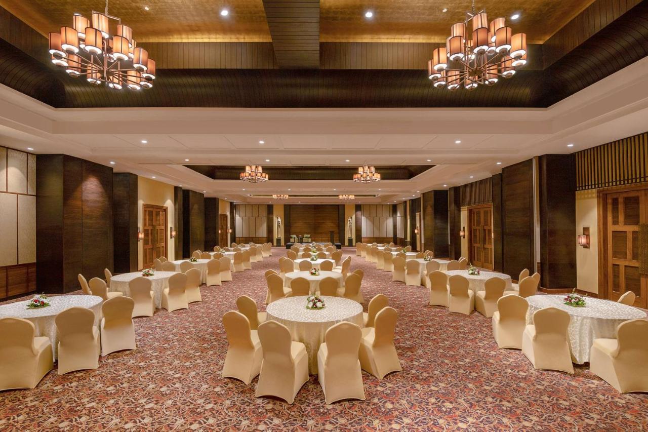 Radisson Blu Plaza Resort & Convention Centre Karjat Εξωτερικό φωτογραφία The Royal Ballroom