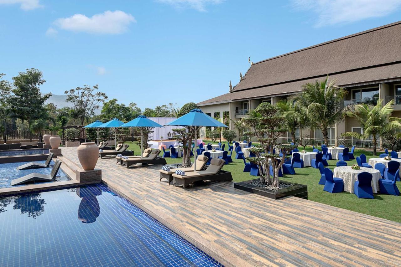 Radisson Blu Plaza Resort & Convention Centre Karjat Εξωτερικό φωτογραφία The pool at the hotel
