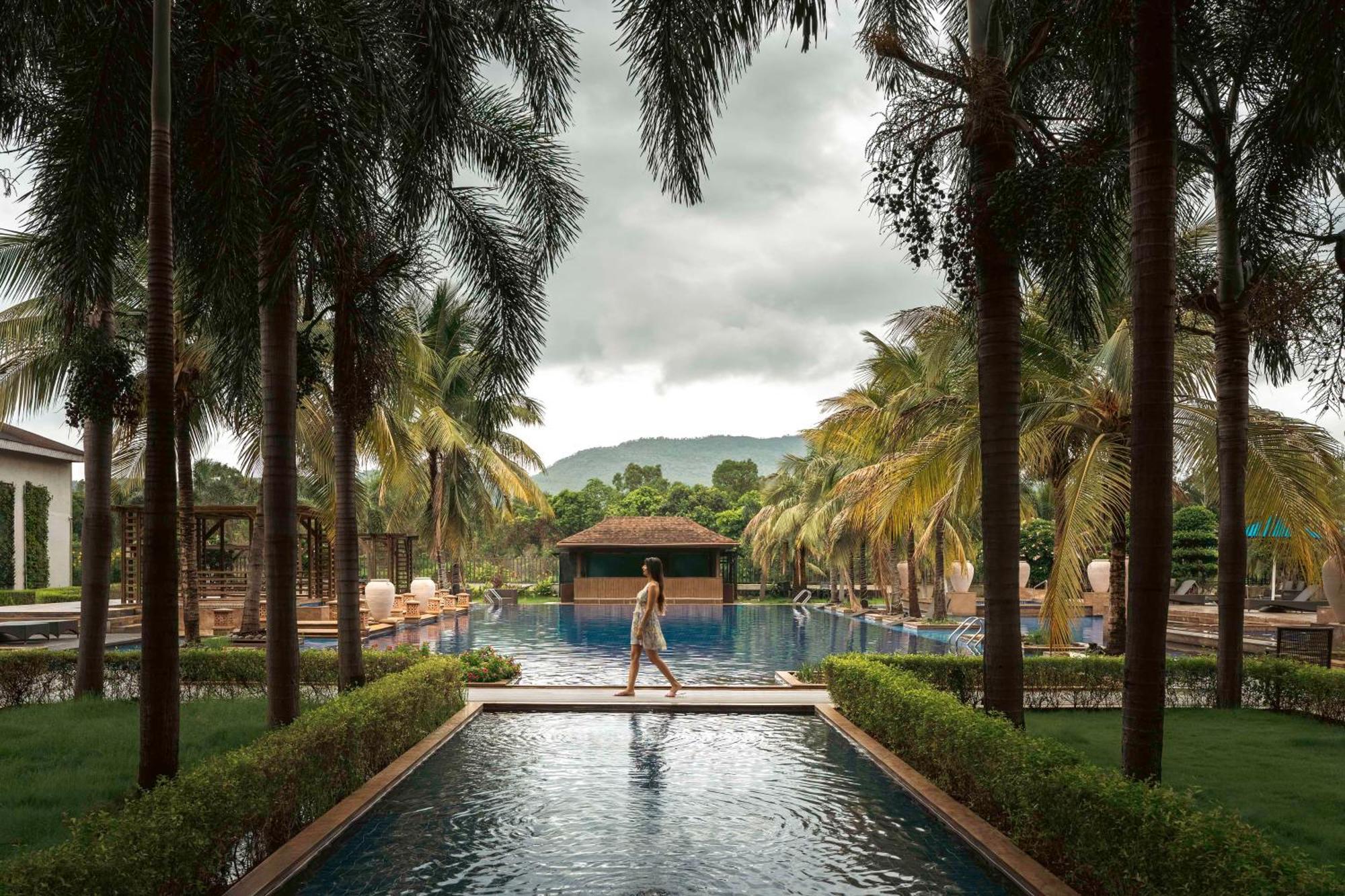 Radisson Blu Plaza Resort & Convention Centre Karjat Εξωτερικό φωτογραφία The pool at the Anantara Golden Triangle Resort