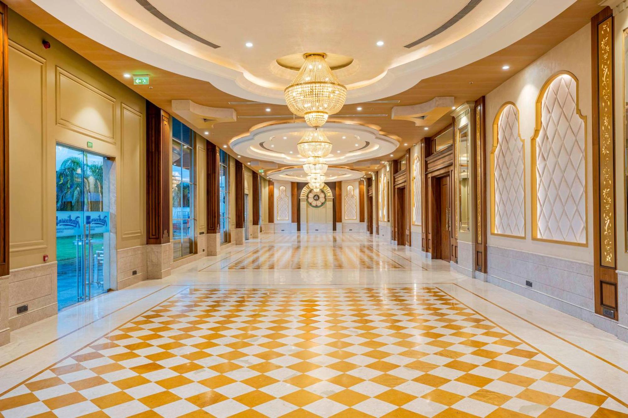 Radisson Blu Plaza Resort & Convention Centre Karjat Εξωτερικό φωτογραφία The interior of the hotel