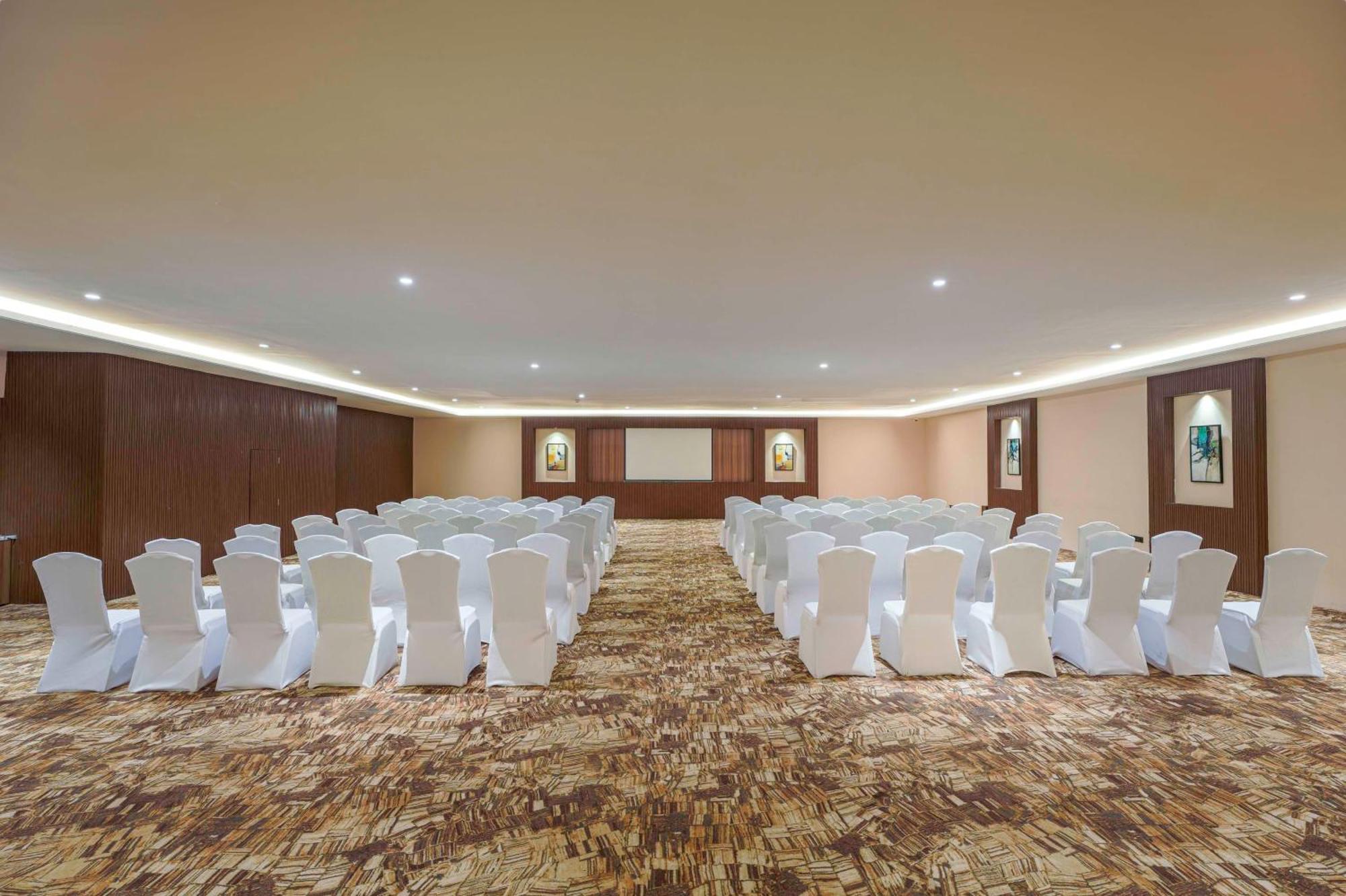 Radisson Blu Plaza Resort & Convention Centre Karjat Εξωτερικό φωτογραφία The ballroom