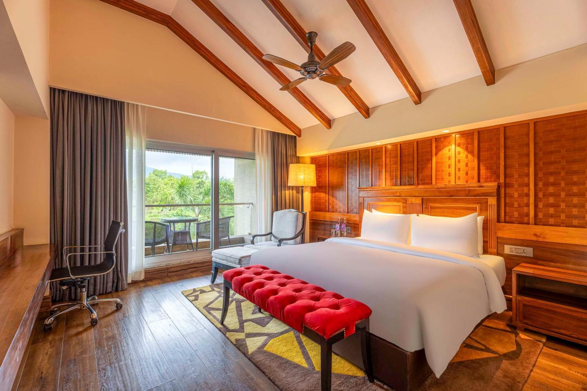 Radisson Blu Plaza Resort & Convention Centre Karjat Εξωτερικό φωτογραφία Deluxe Room