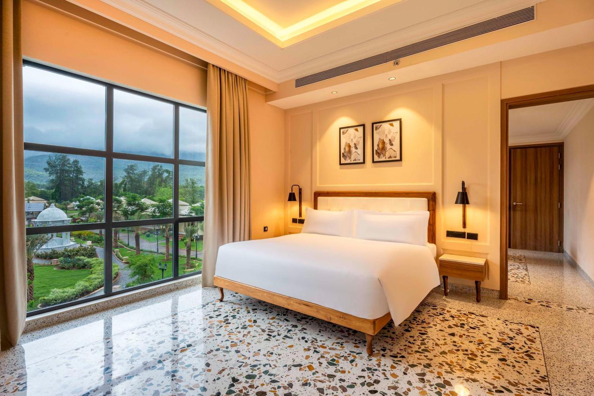 Radisson Blu Plaza Resort & Convention Centre Karjat Εξωτερικό φωτογραφία A bedroom at the hotel