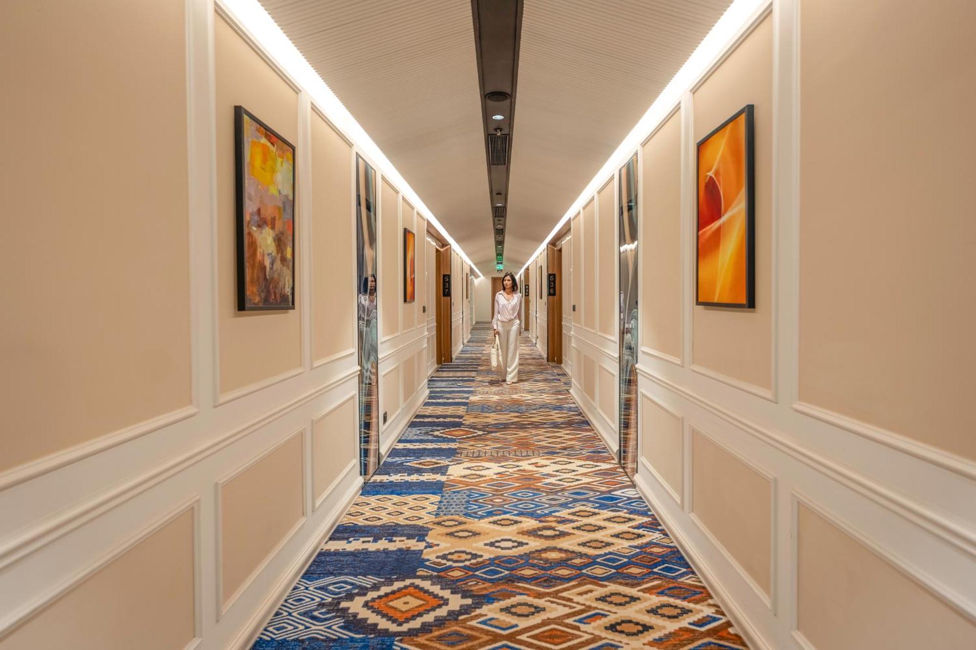 Radisson Blu Plaza Resort & Convention Centre Karjat Εξωτερικό φωτογραφία A corridor at the hotel