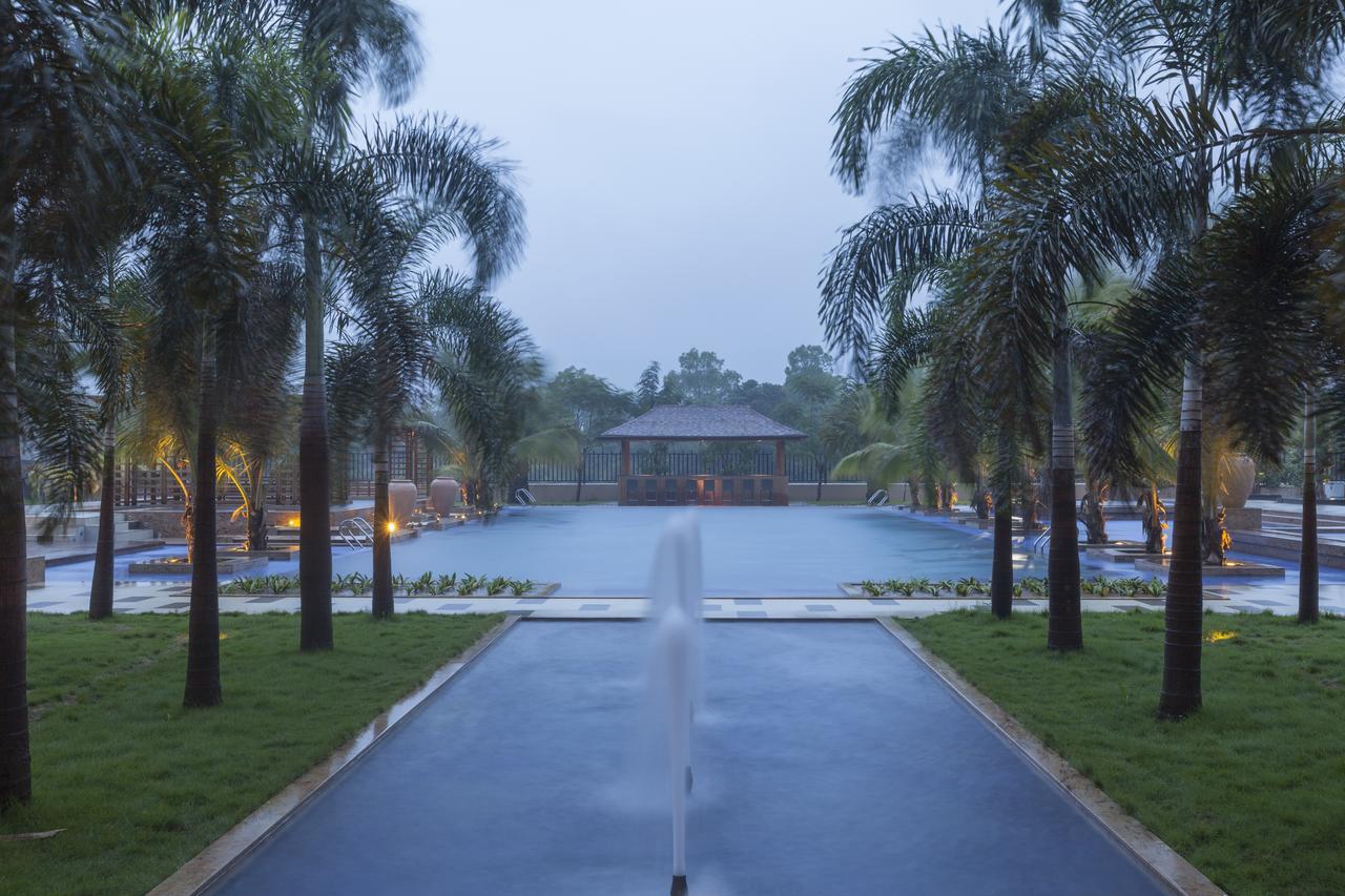 Radisson Blu Plaza Resort & Convention Centre Karjat Εξωτερικό φωτογραφία The pool at the hotel